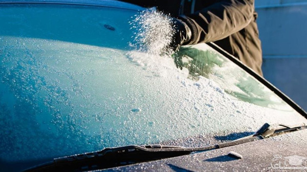 پاکر کردن برف از روی شیشه خودرو به وسیله دست 