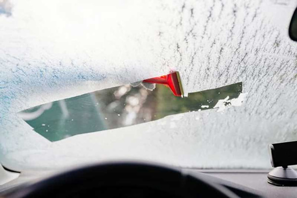 تمیز کردن شیشه خودرو از برف و یخ 